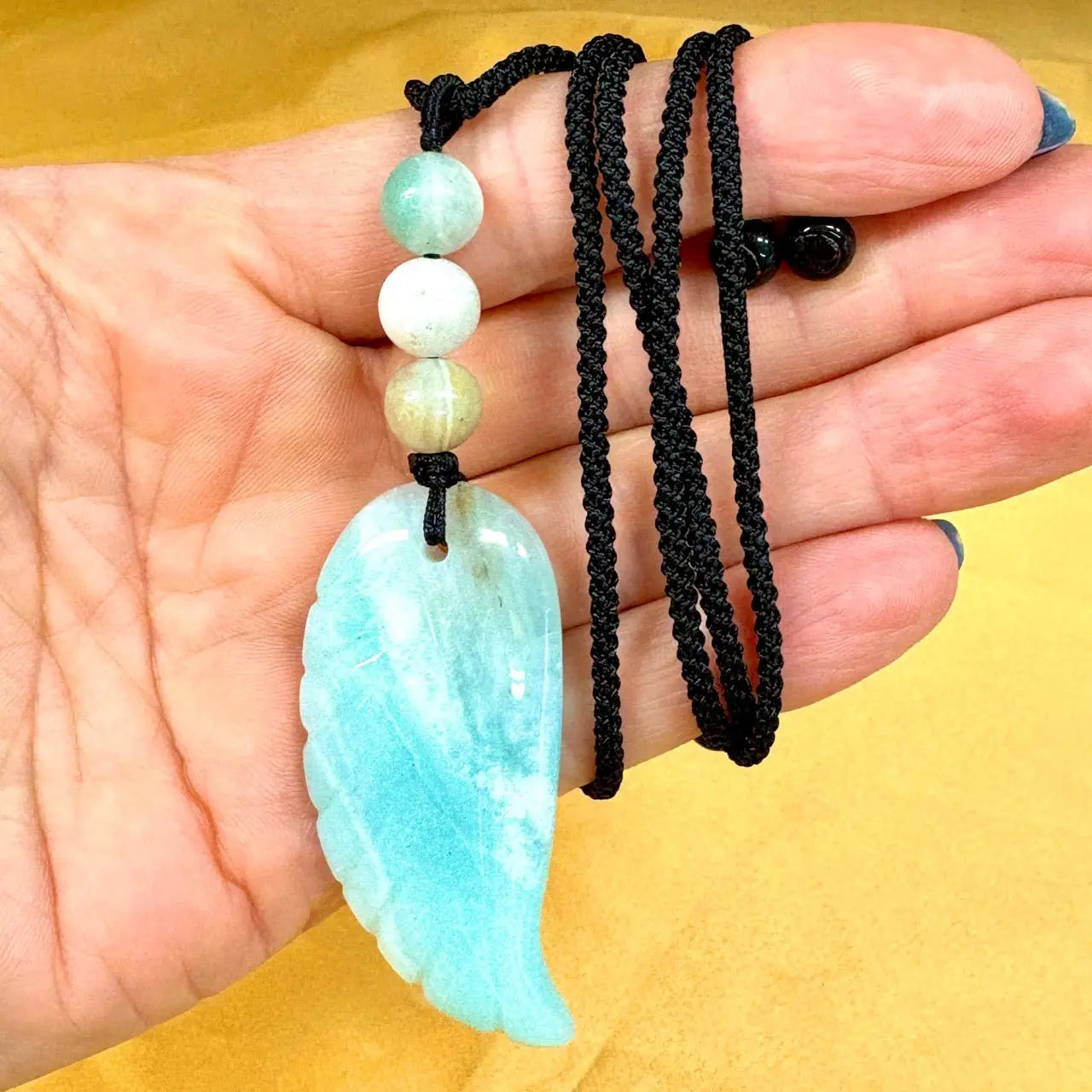 Amatsoniitti - Enkelinsiipikaulakoru - Rauhoittaa hermostoa ja tuo äidinrakkautta - Valkoisen Liekin Voima