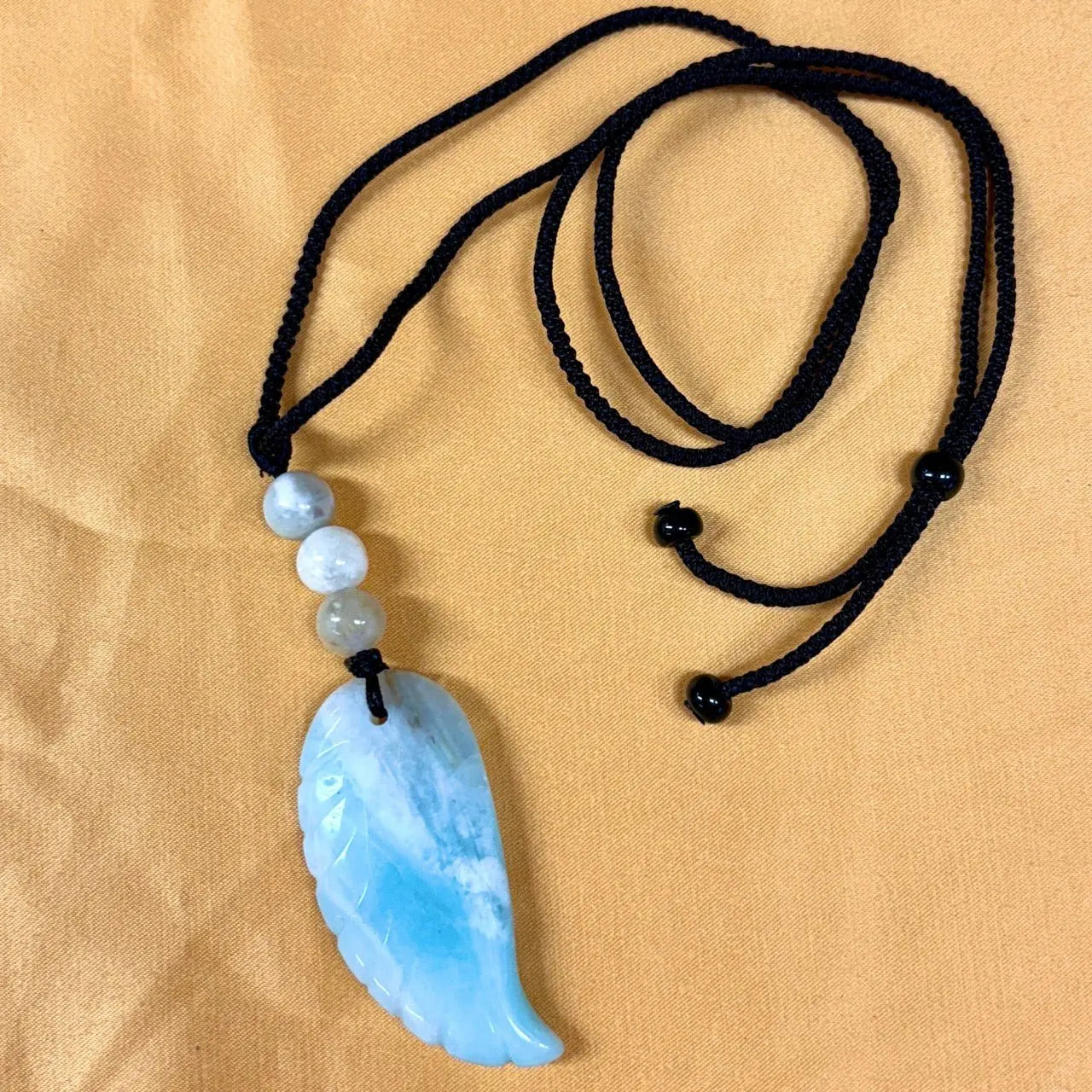 Amatsoniitti - Enkelinsiipikaulakoru - Rauhoittaa hermostoa ja tuo äidinrakkautta - Valkoisen Liekin Voima