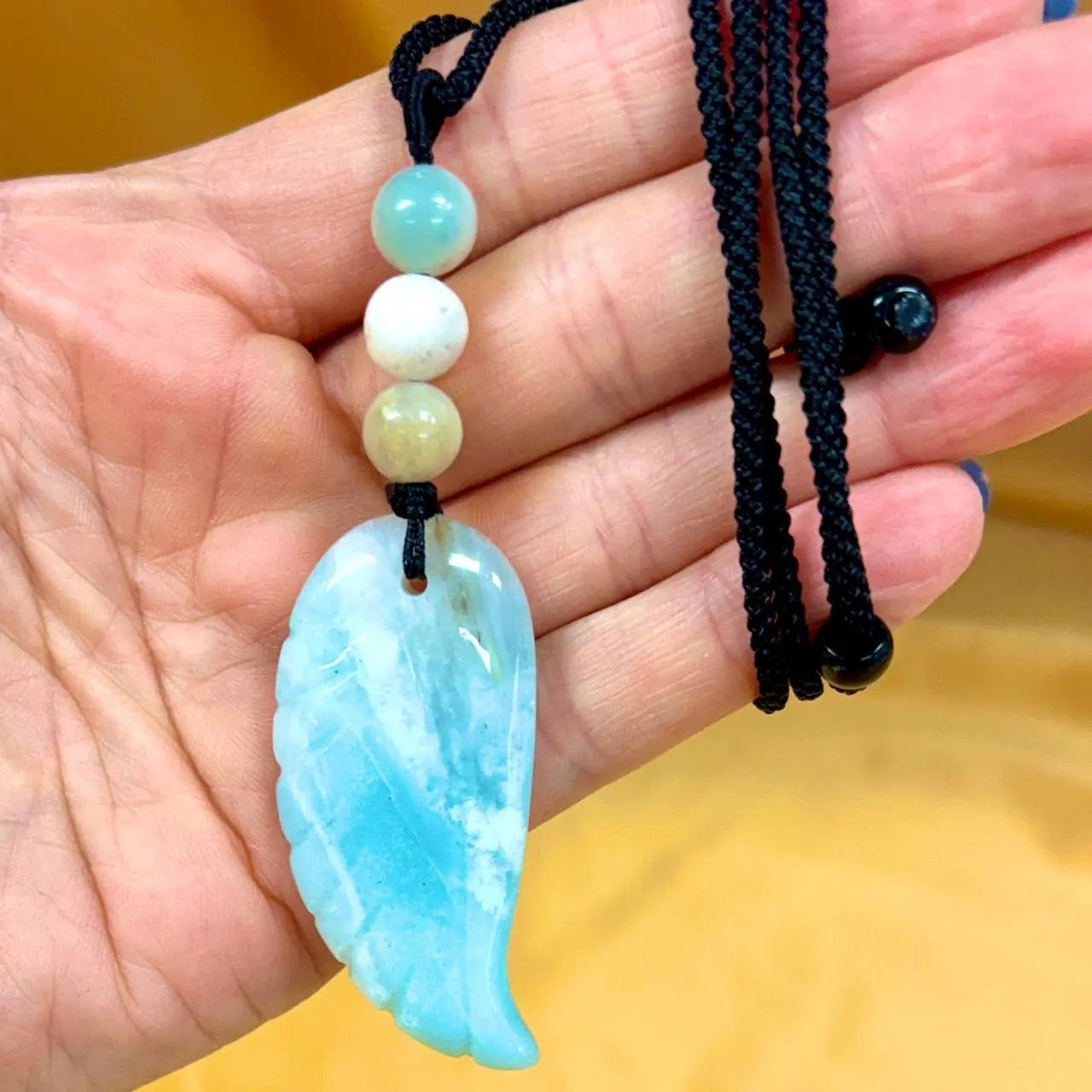 Amatsoniitti - Enkelinsiipikaulakoru - Rauhoittaa hermostoa ja tuo äidinrakkautta - Valkoisen Liekin Voima