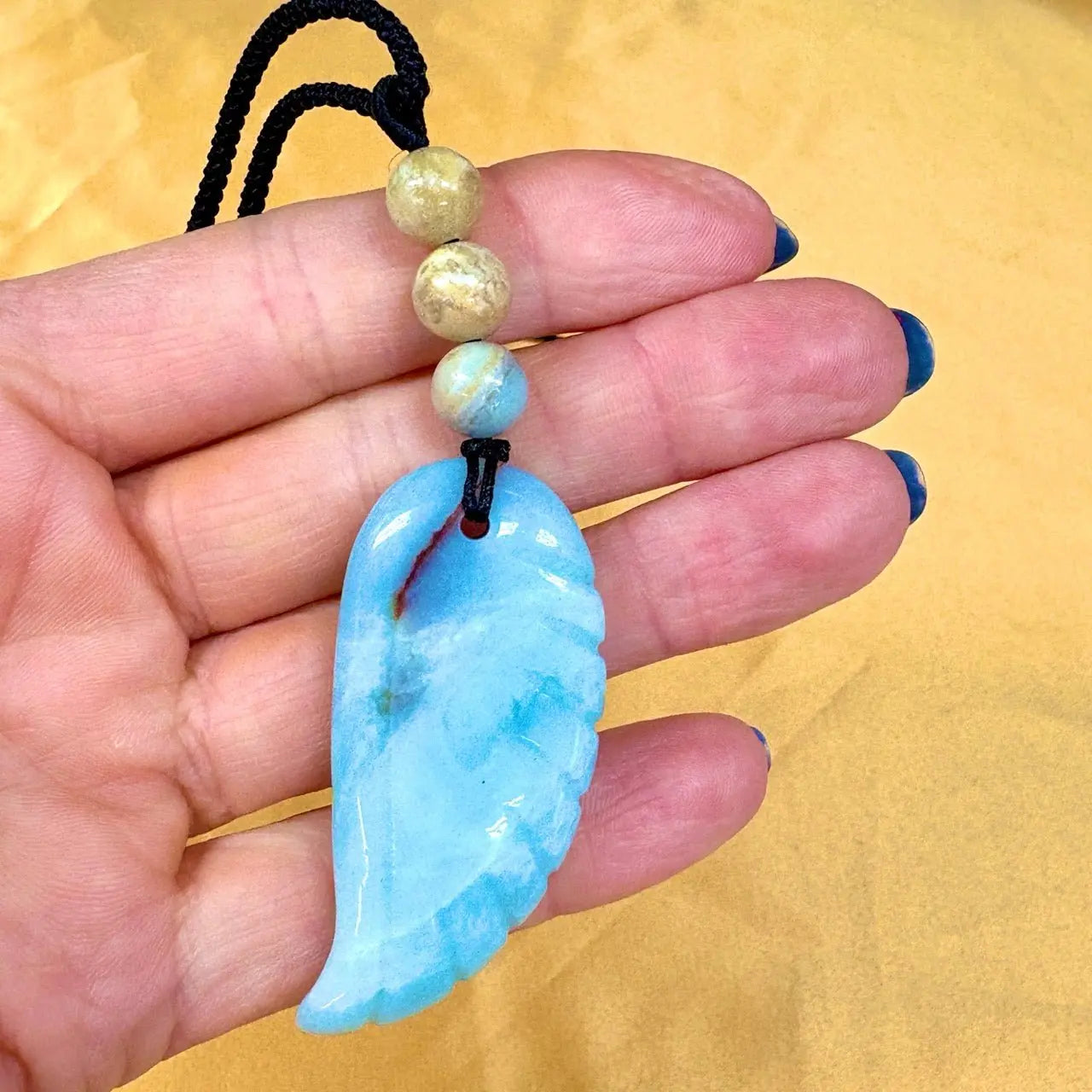 Amatsoniitti - Enkelinsiipikaulakoru - Rauhoittaa hermostoa ja tuo äidinrakkautta - Valkoisen Liekin Voima