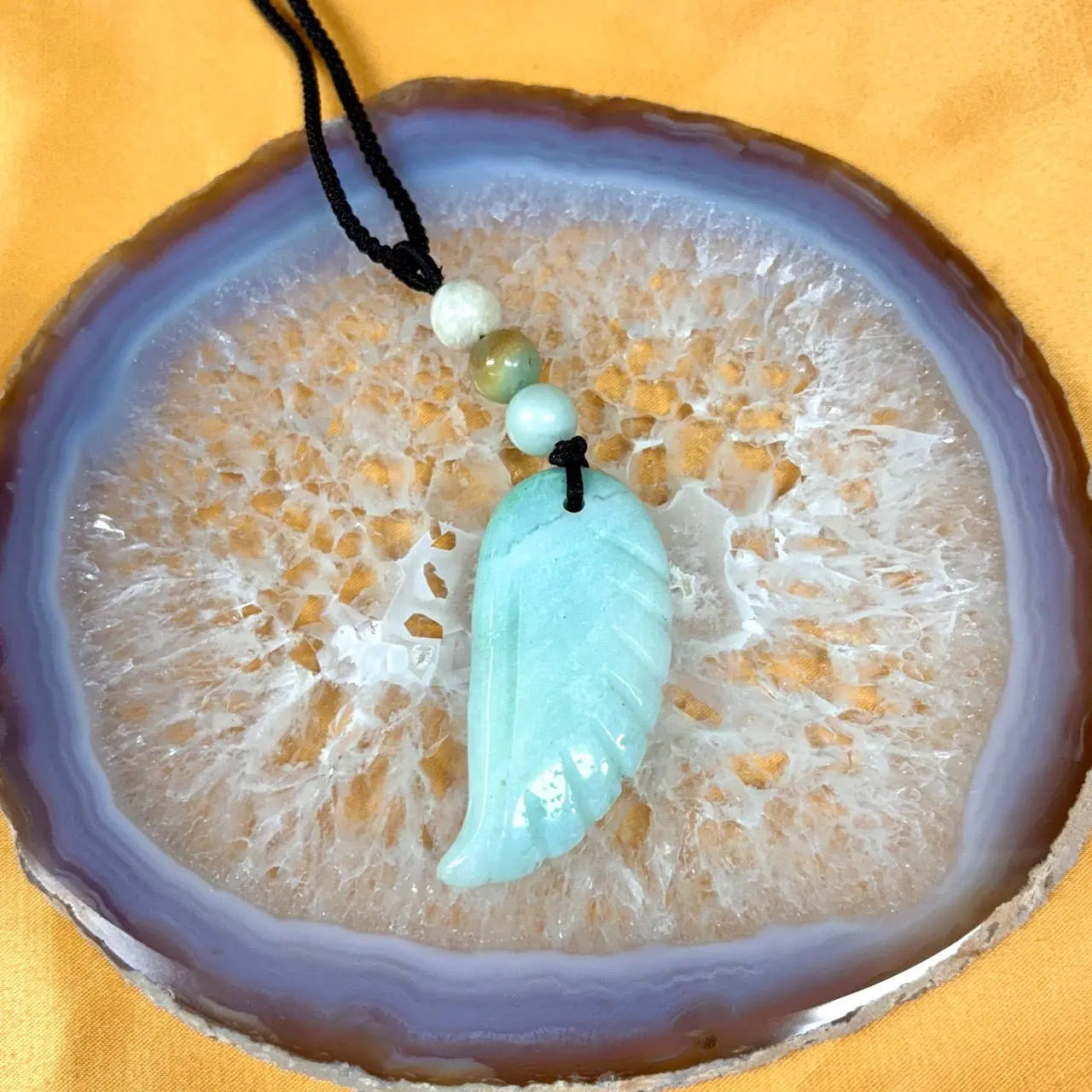 Amatsoniitti - Enkelinsiipikaulakoru - Rauhoittaa hermostoa ja tuo äidinrakkautta - Valkoisen Liekin Voima