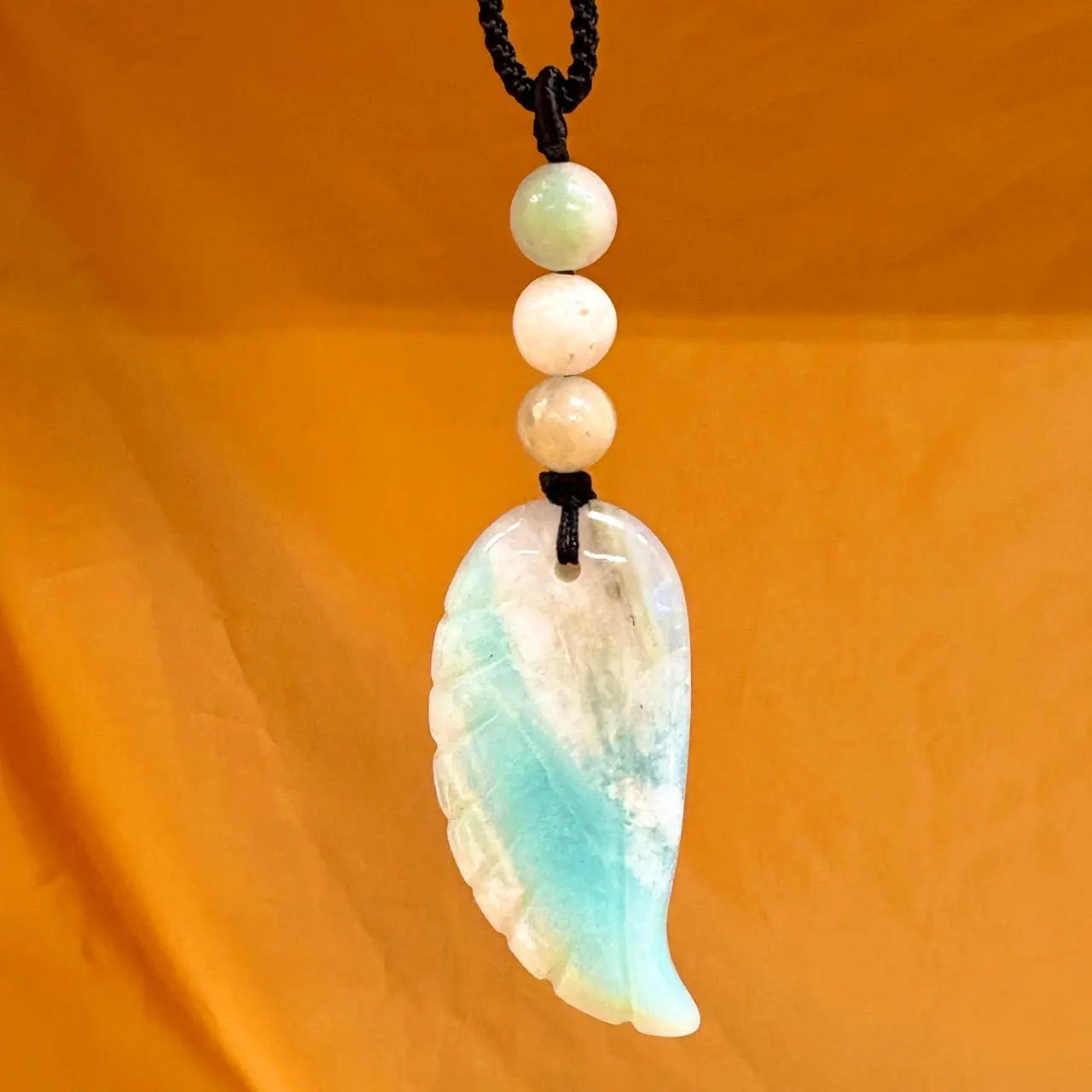 Amatsoniitti - Enkelinsiipikaulakoru - Rauhoittaa hermostoa ja tuo äidinrakkautta - Valkoisen Liekin Voima