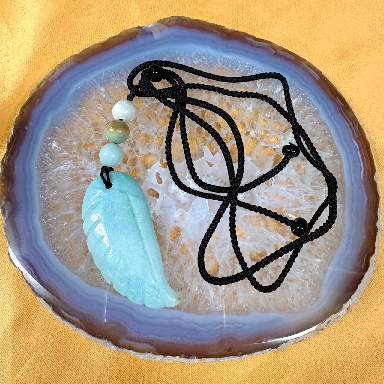 Amatsoniitti - Enkelinsiipikaulakoru - Rauhoittaa hermostoa ja tuo äidinrakkautta - Valkoisen Liekin Voima