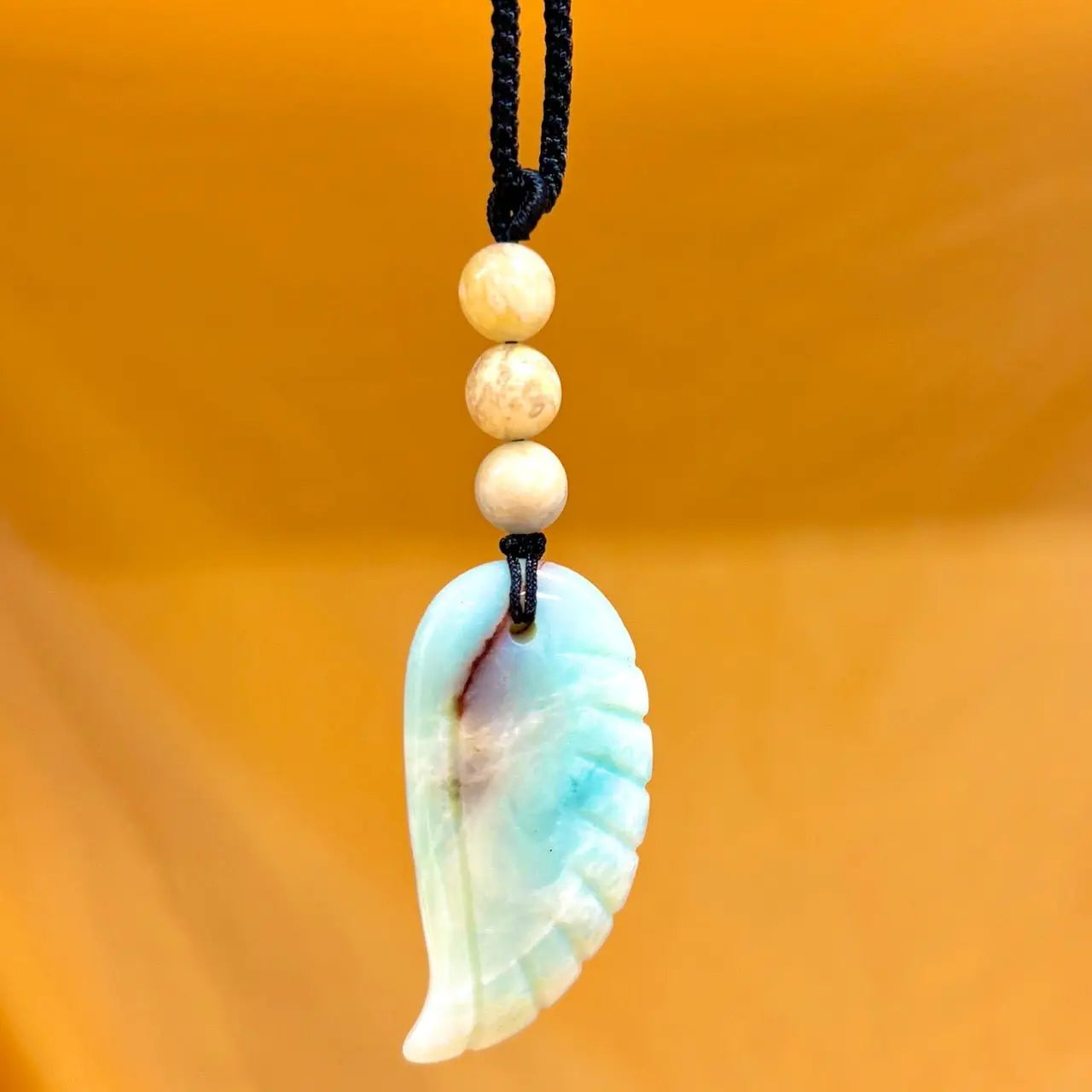 Amatsoniitti - Enkelinsiipikaulakoru - Rauhoittaa hermostoa ja tuo äidinrakkautta - Valkoisen Liekin Voima