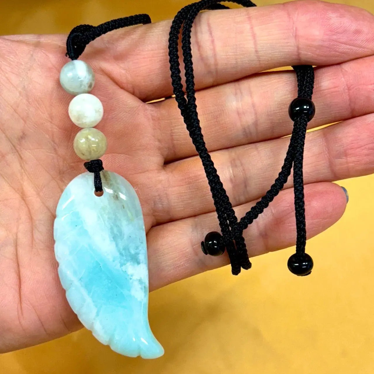 Amatsoniitti - Enkelinsiipikaulakoru - Rauhoittaa hermostoa ja tuo äidinrakkautta - Valkoisen Liekin Voima