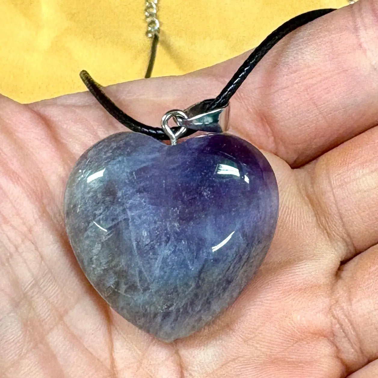 Ametisti - muhkea sydänkaulakoru 3cm x 3cm - Valkoisen Liekin Voima