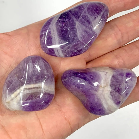 Chevron ametisti - Kämmenkivi - Kantaa Saint Germainin energiaa 3 - 5cm - Valkoisen Liekin Voima