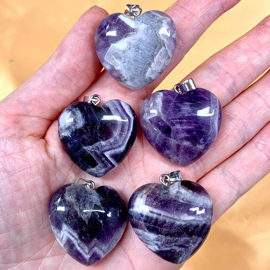 Chevron ametisti - Sydänkaulakoru 3cm - Kantaa Ae Zadkielin energiaa - Valkoisen Liekin Voima