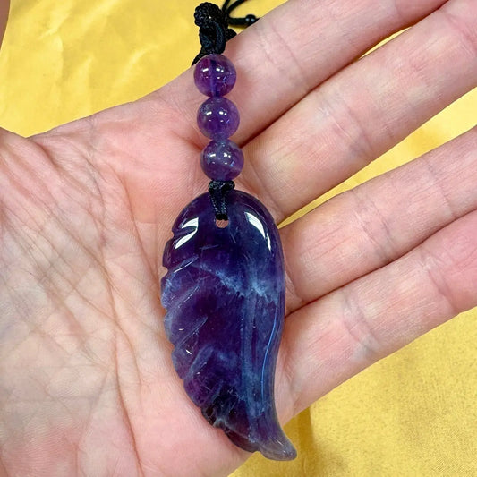 Chevron ametisti (tummasävyinen) - Enkelinsiipikaulakoru - Violettiliekin voimaa - Valkoisen Liekin Voima