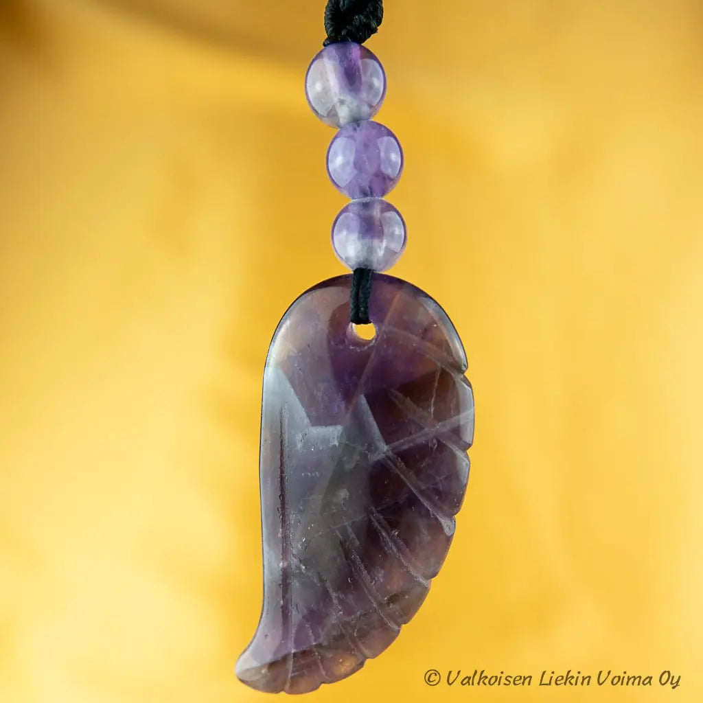 Chevron ametisti (tummasävyinen) - Enkelinsiipikaulakoru - Violettiliekin voimaa - Valkoisen Liekin Voima