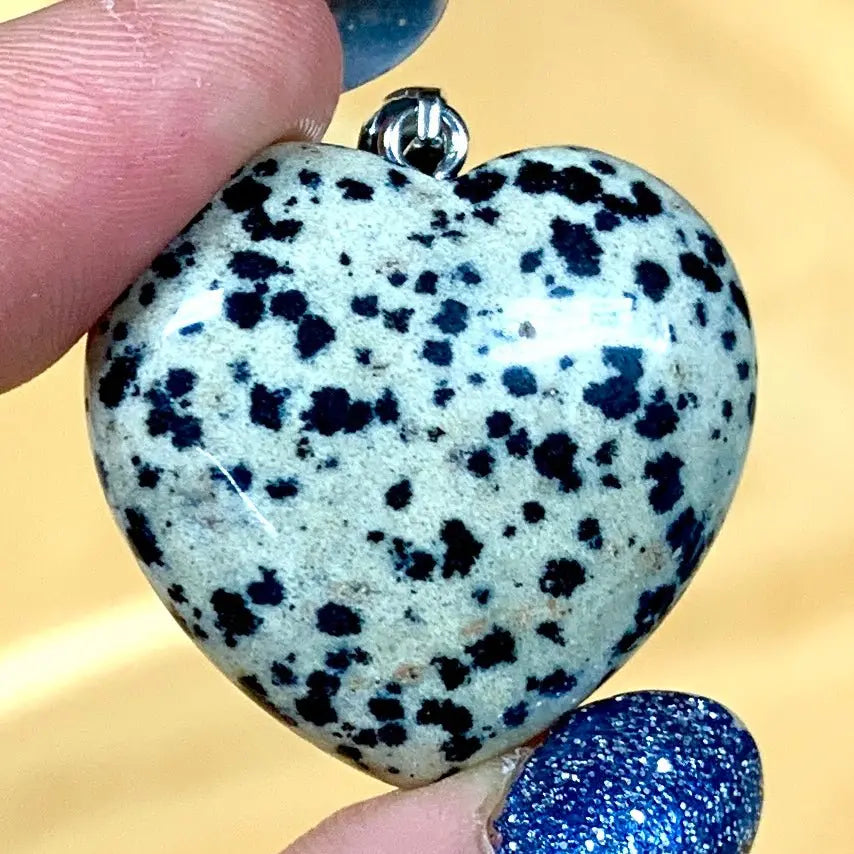 Dalmatian jaspis - muhkea sydänkaulakoru 3cm x 3cm - Valkoisen Liekin Voima