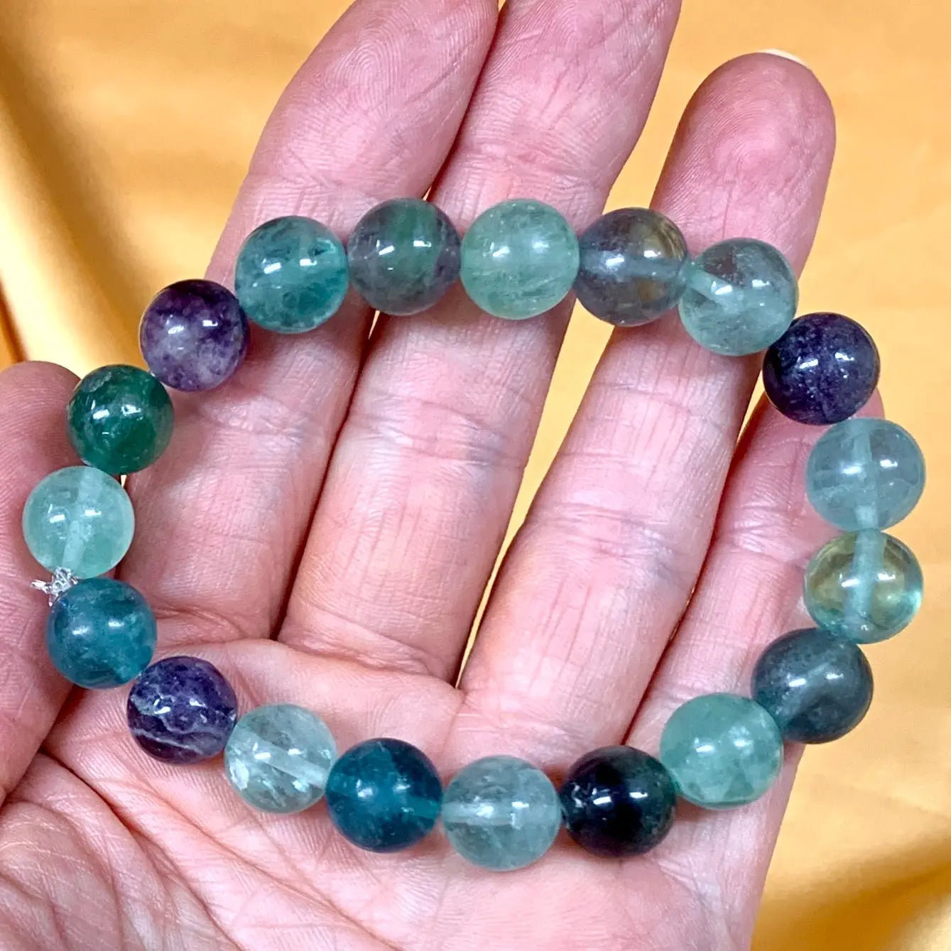 Sateenkaarifluoriitti - Rannekoru - Vapauttaa riippuvuuksista ja turhasta tunnekuormasta - Valkoisen Liekin Voima