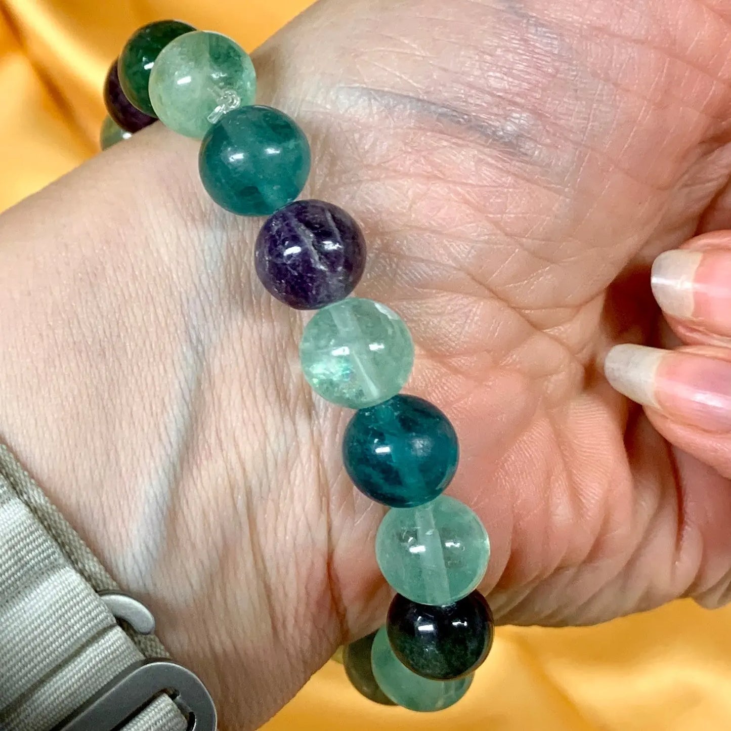 Sateenkaarifluoriitti - Rannekoru - Vapauttaa riippuvuuksista ja turhasta tunnekuormasta - Valkoisen Liekin Voima