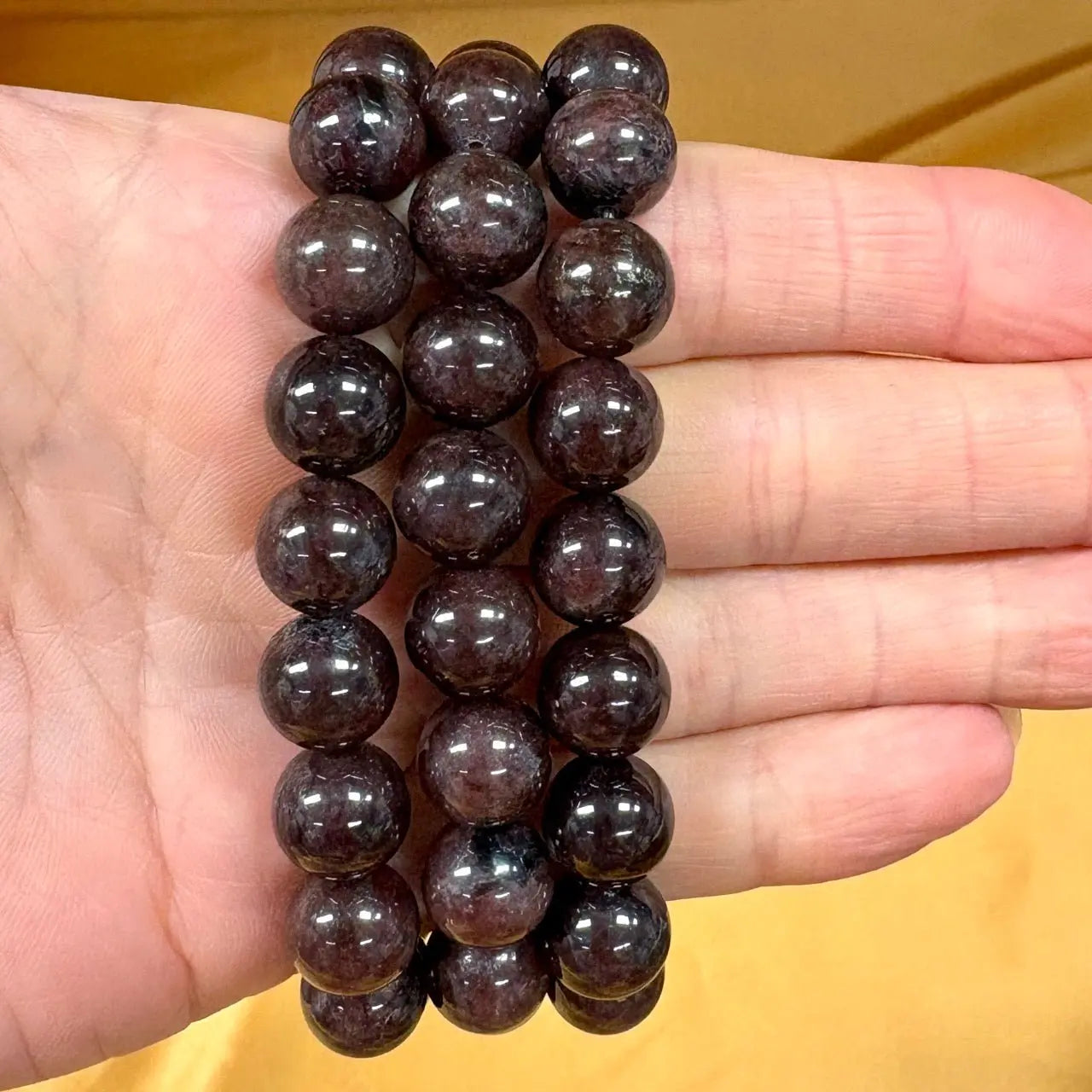 Granaatti - Rannekoru - Luo ympärillesi suojakilven joka pitää sinut omassa voimassasi - Valkoisen Liekin Voima