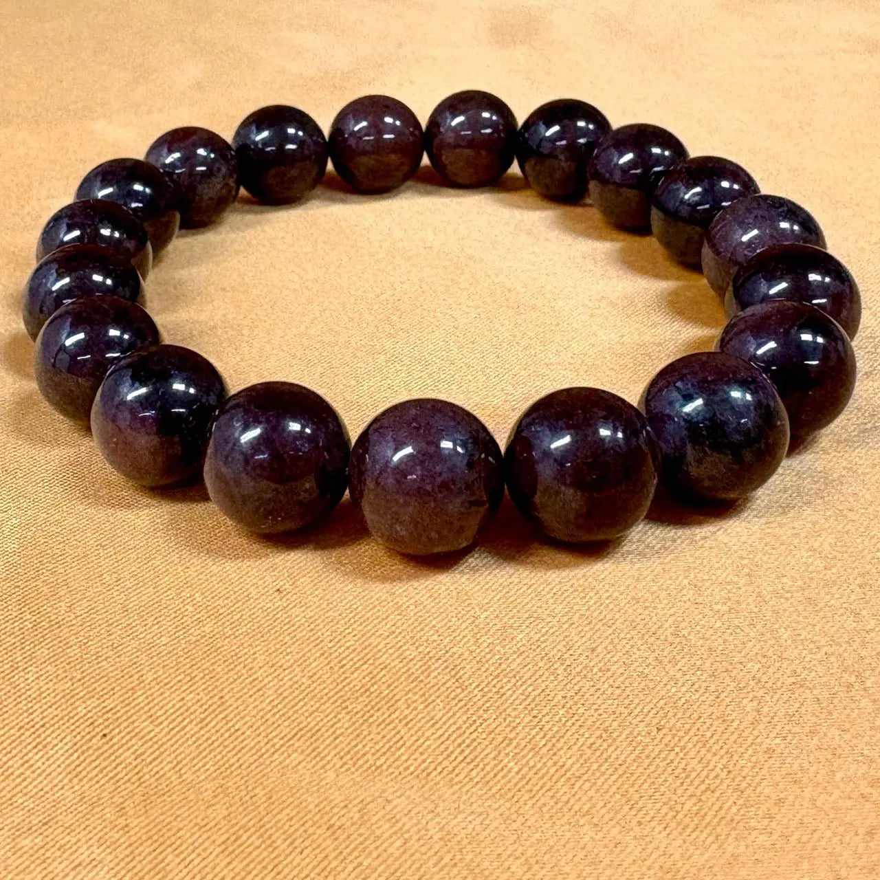 Granaatti - Rannekoru - Luo ympärillesi suojakilven joka pitää sinut omassa voimassasi - Valkoisen Liekin Voima