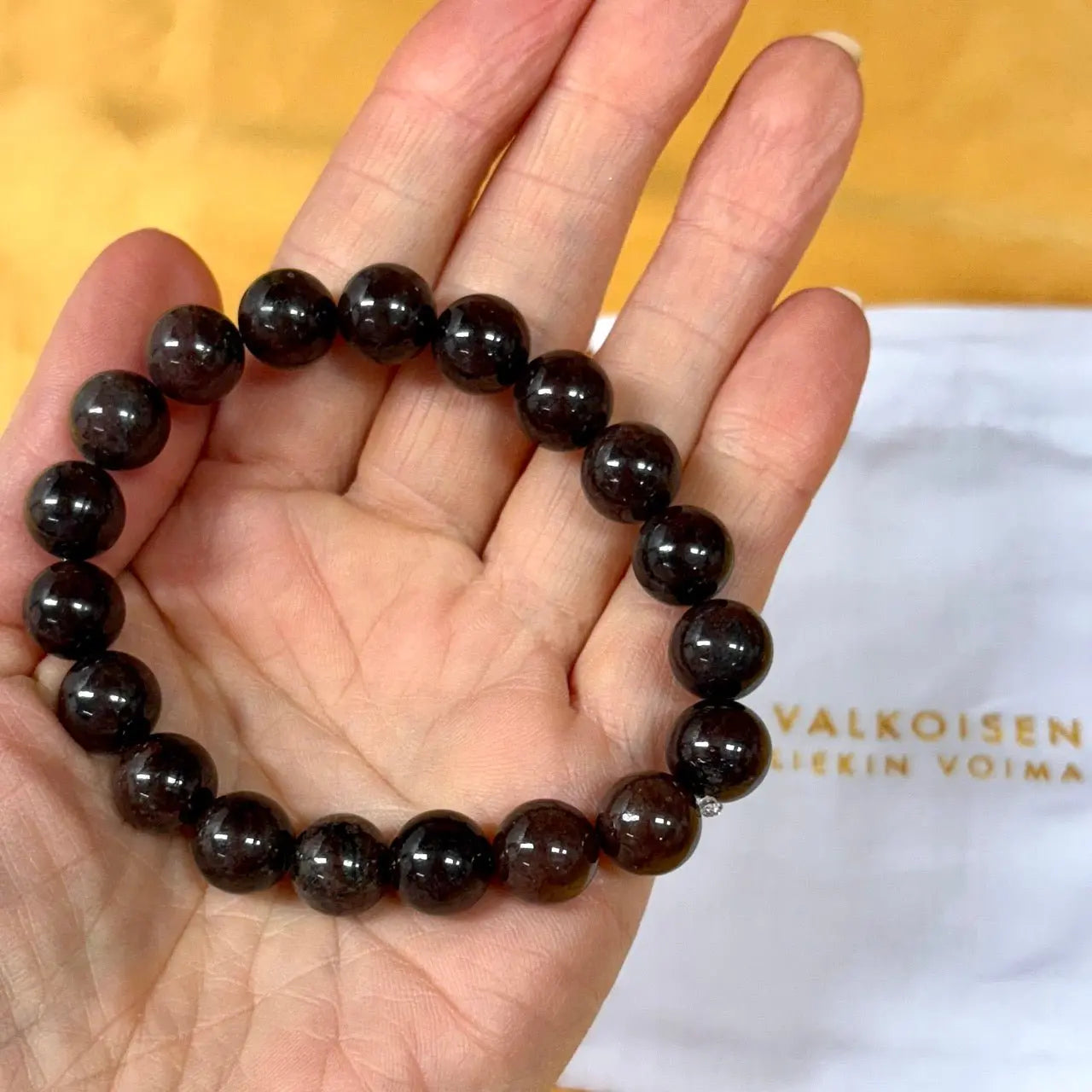 Granaatti - Rannekoru - Luo ympärillesi suojakilven joka pitää sinut omassa voimassasi - Valkoisen Liekin Voima