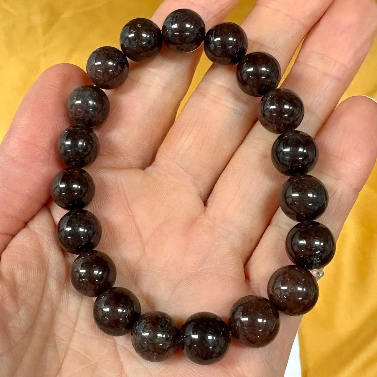 Granaatti - Rannekoru - Luo ympärillesi suojakilven joka pitää sinut omassa voimassasi - Valkoisen Liekin Voima