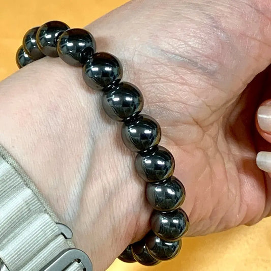 Hematiitti - Rannekoru - Antaa virtaa väsyneelle keholle ja auttaa keskittymään - Valkoisen Liekin Voima