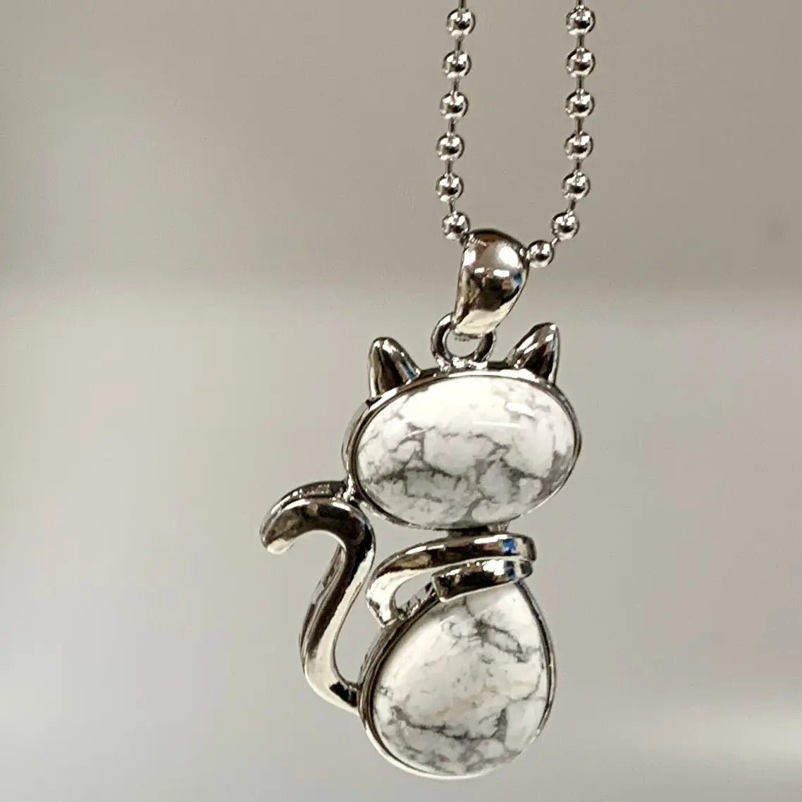 Kissakaulakoru - Howlliitti 4,5cm + ketju 60cm - Valkoisen Liekin Voima