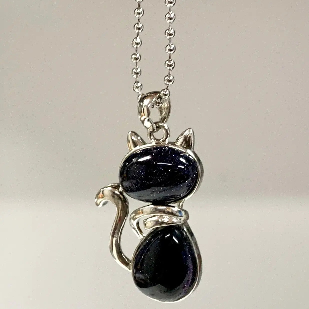 Kissakaulakoru - Sininen hiekkakivi 4,5cm + ketju 60cm - Valkoisen Liekin Voima