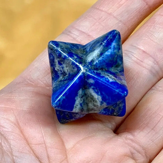 Lapis latsuli - Kristallimerkaba - Suojelua, rohkeutta, voimaa - 2cm - Valkoisen Liekin Voima