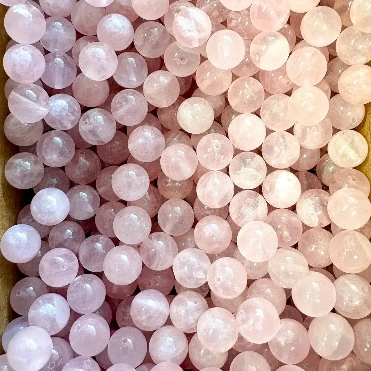 Madagaskarin Ruusukvartsi - Rannekoru - Opastaa ja auttaa ihmissuhteissa - Valkoisen Liekin Voima