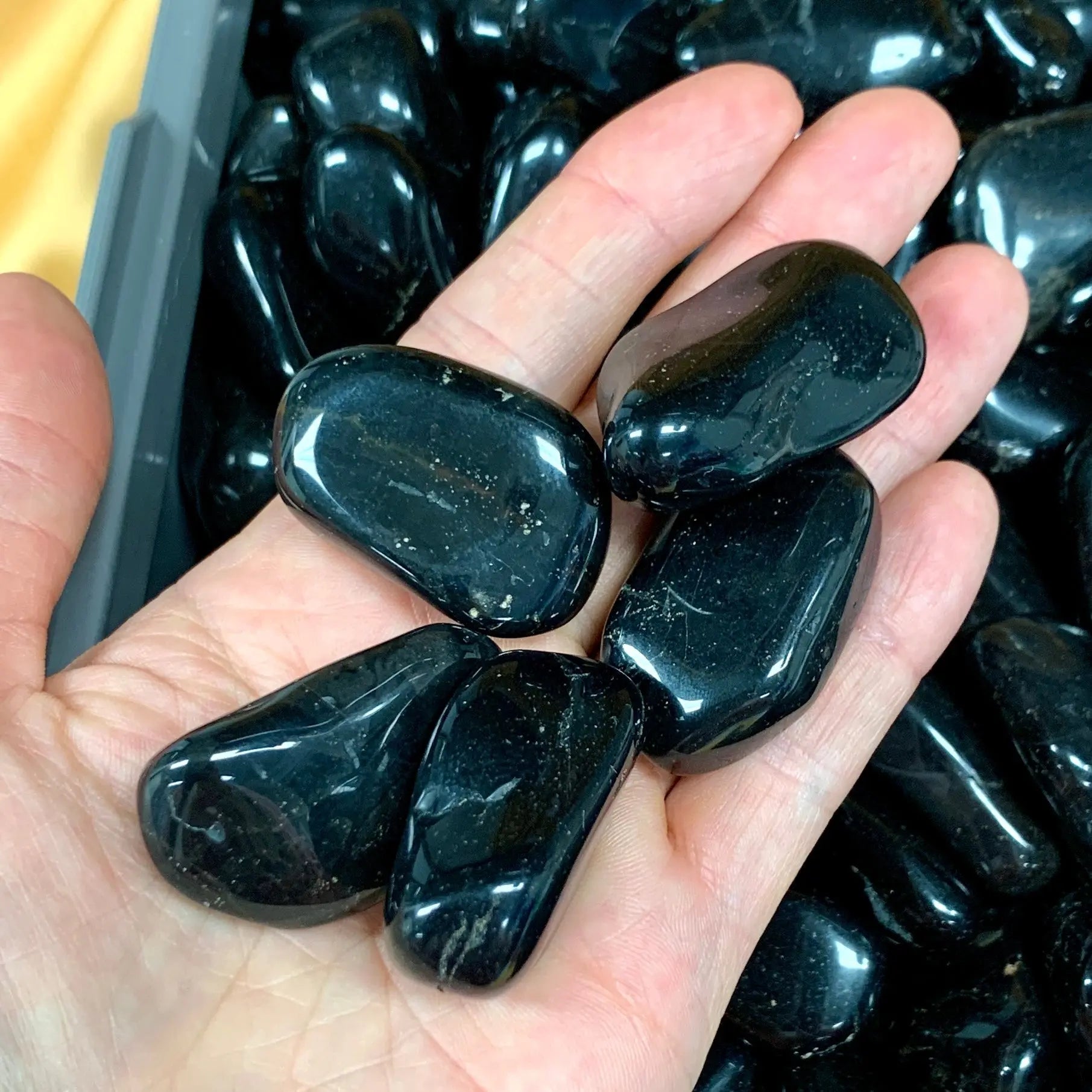 Musta onyx - Kämmenkivi 3 - 5cm - Valkoisen Liekin Voima