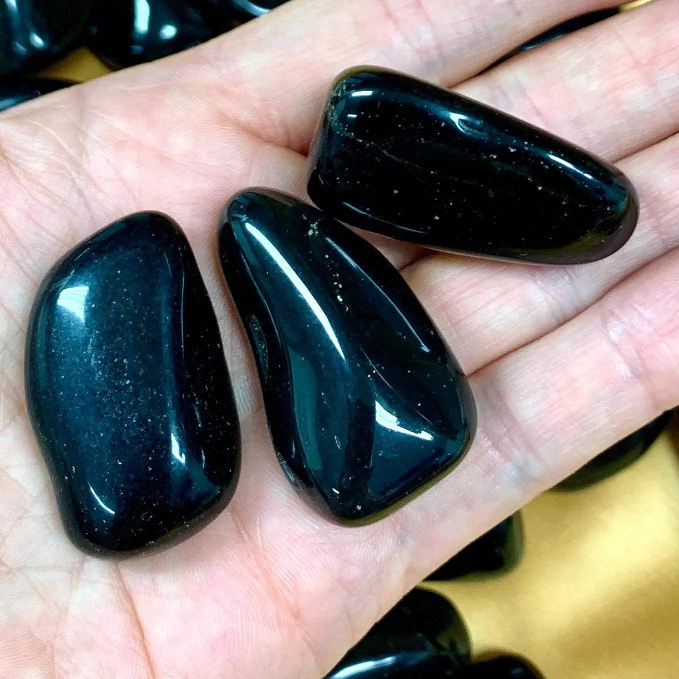 Musta onyx - Kämmenkivi 3 - 5cm - Valkoisen Liekin Voima