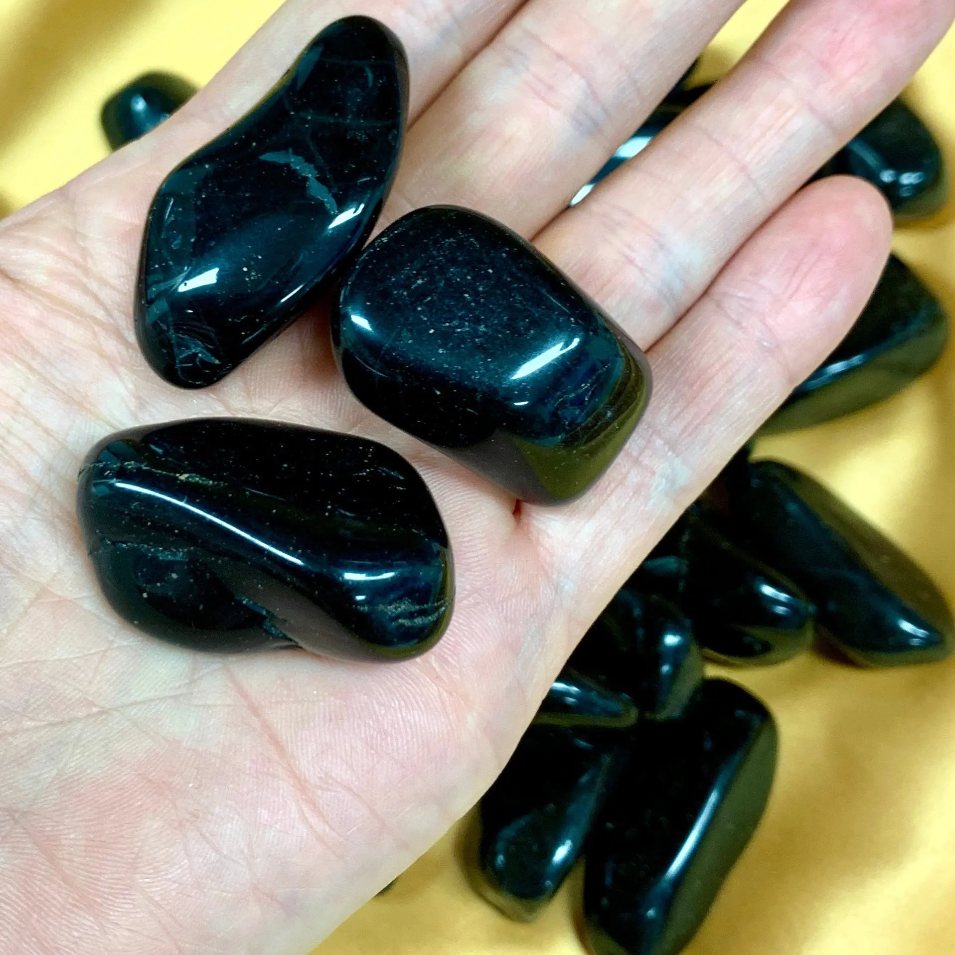 Musta onyx - Kämmenkivi 3 - 5cm - Valkoisen Liekin Voima