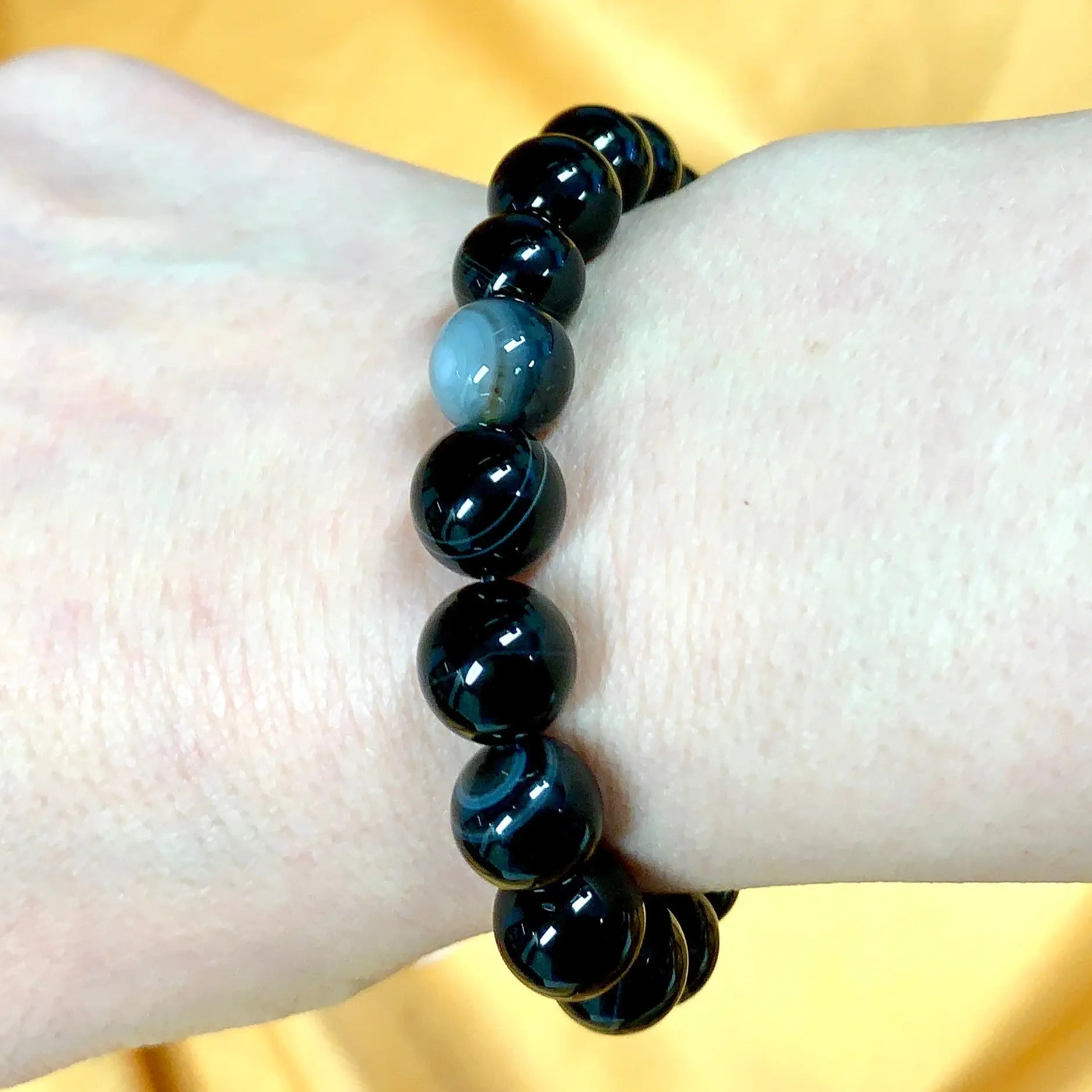 Musta raita - akaatti - Rannekoru - Kohottaa kehon värähtelyä, tuo hyvät yöunet - Valkoisen Liekin Voima