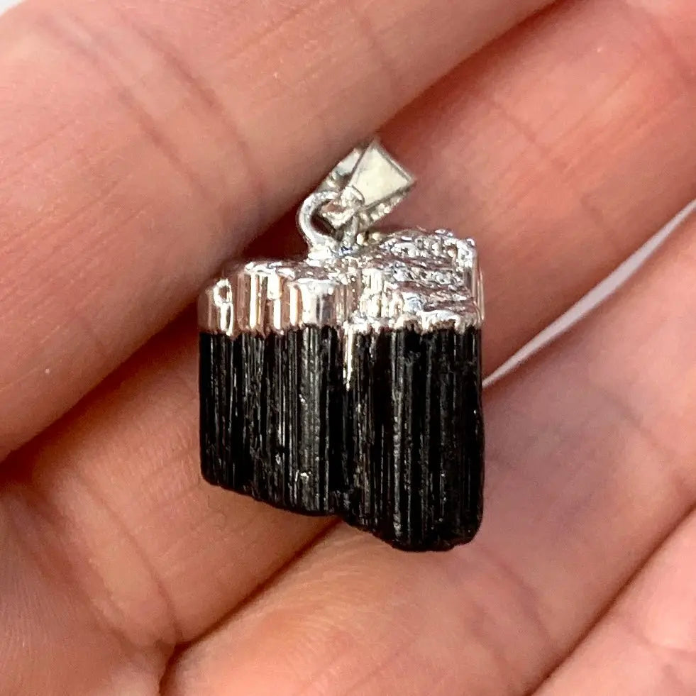 Musta turmaliini kaulakoru 1,5cm - 2,5cm (hopeanvärinen hattu) - Valkoisen Liekin Voima