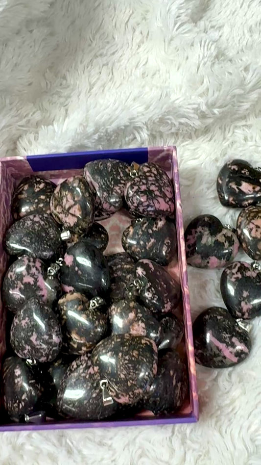 Rodoniitti (tumma) - Sydänkaulakoru 3cm - Kantaa Arkkienkeli Chamuelin energiaa