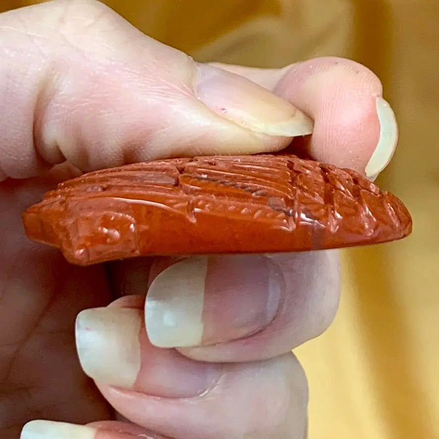 Punainen jaspis - Enkelinsiipi kämmenkivi - Itseluottamusta ja elinvoimaa - 4cm - Valkoisen Liekin Voima