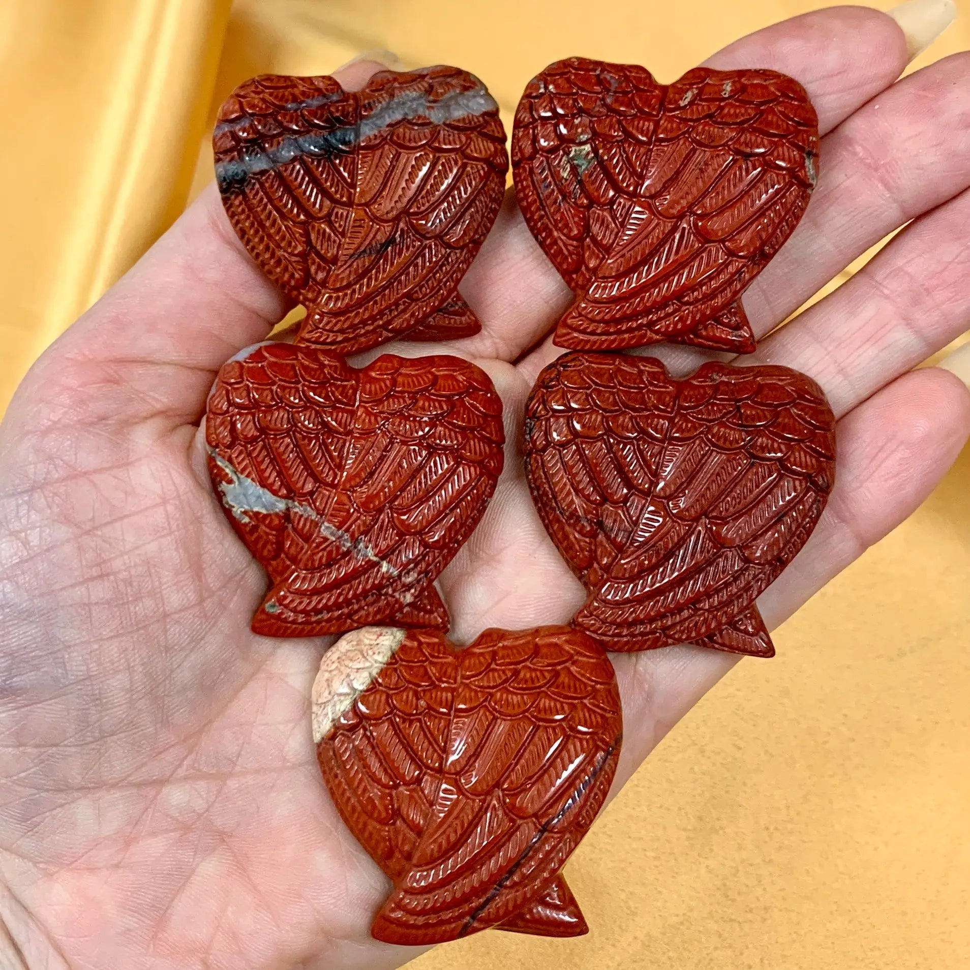 Punainen jaspis - Enkelinsiipi kämmenkivi - Itseluottamusta ja elinvoimaa - 4cm - Valkoisen Liekin Voima