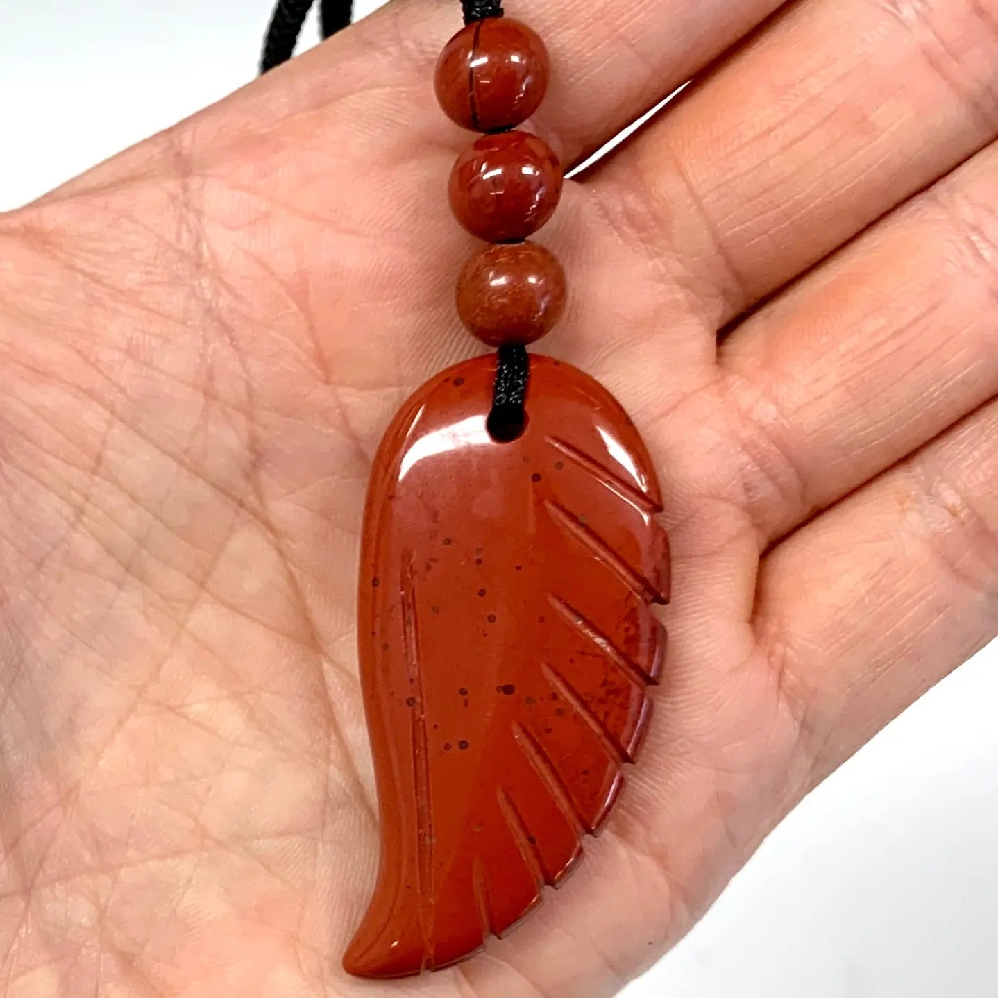 Punainen jaspis - Enkelinsiipikaulakoru - Elinvoimaa, itseluottamusta ja rauhaa - Valkoisen Liekin Voima