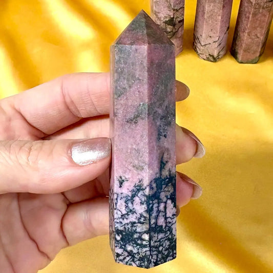 Rodoniitti - Kristallikärki - Vahvistaa sydäntä - 8cm - Valkoisen Liekin Voima