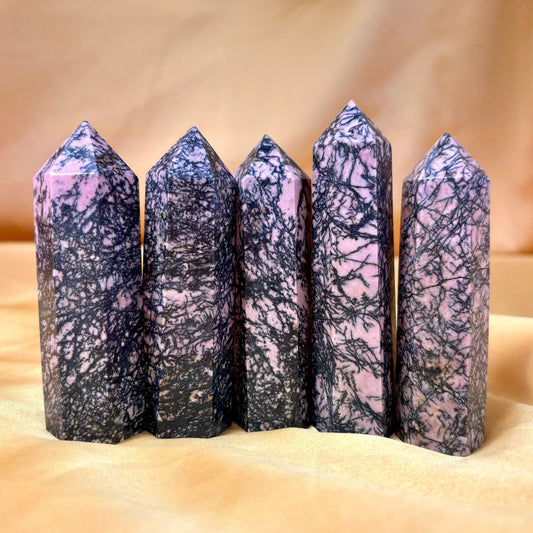 Rodoniitti - Kristallikärki - Vahvistaa sydäntä - 8cm - Valkoisen Liekin Voima