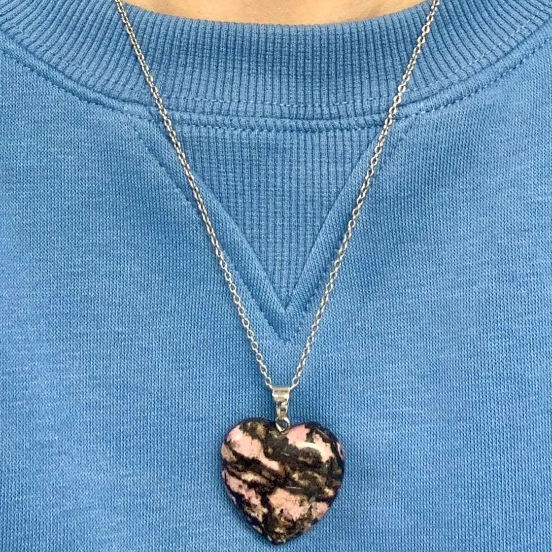 Rodoniitti - Sydänkaulakoru 3cm x 3cm - Valkoisen Liekin Voima