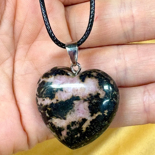 Rodoniitti - Sydänkaulakoru 3cm x 3cm - Valkoisen Liekin Voima