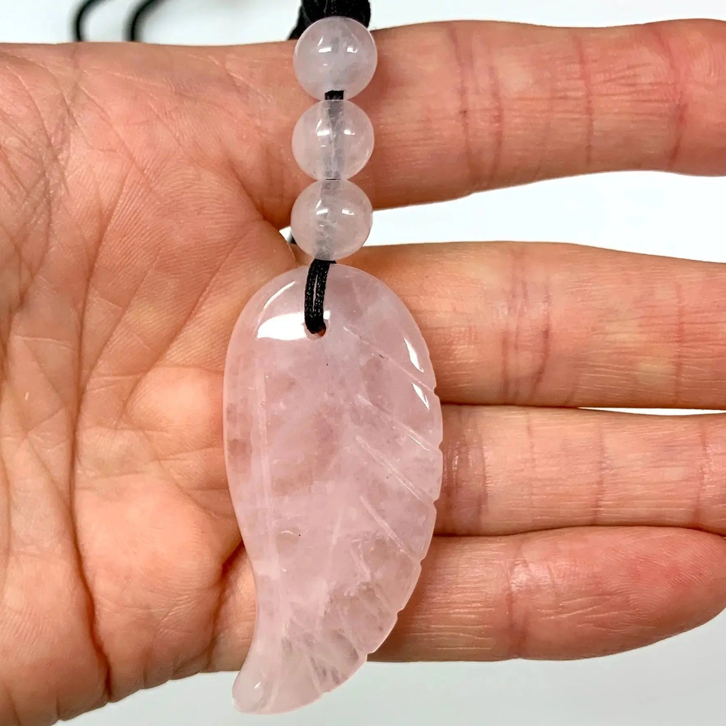 Ruusukvartsi - Enkelinsiipikaulakoru - Sydämen hoivaa, rakkautta ja anteeksiantoa - Valkoisen Liekin Voima