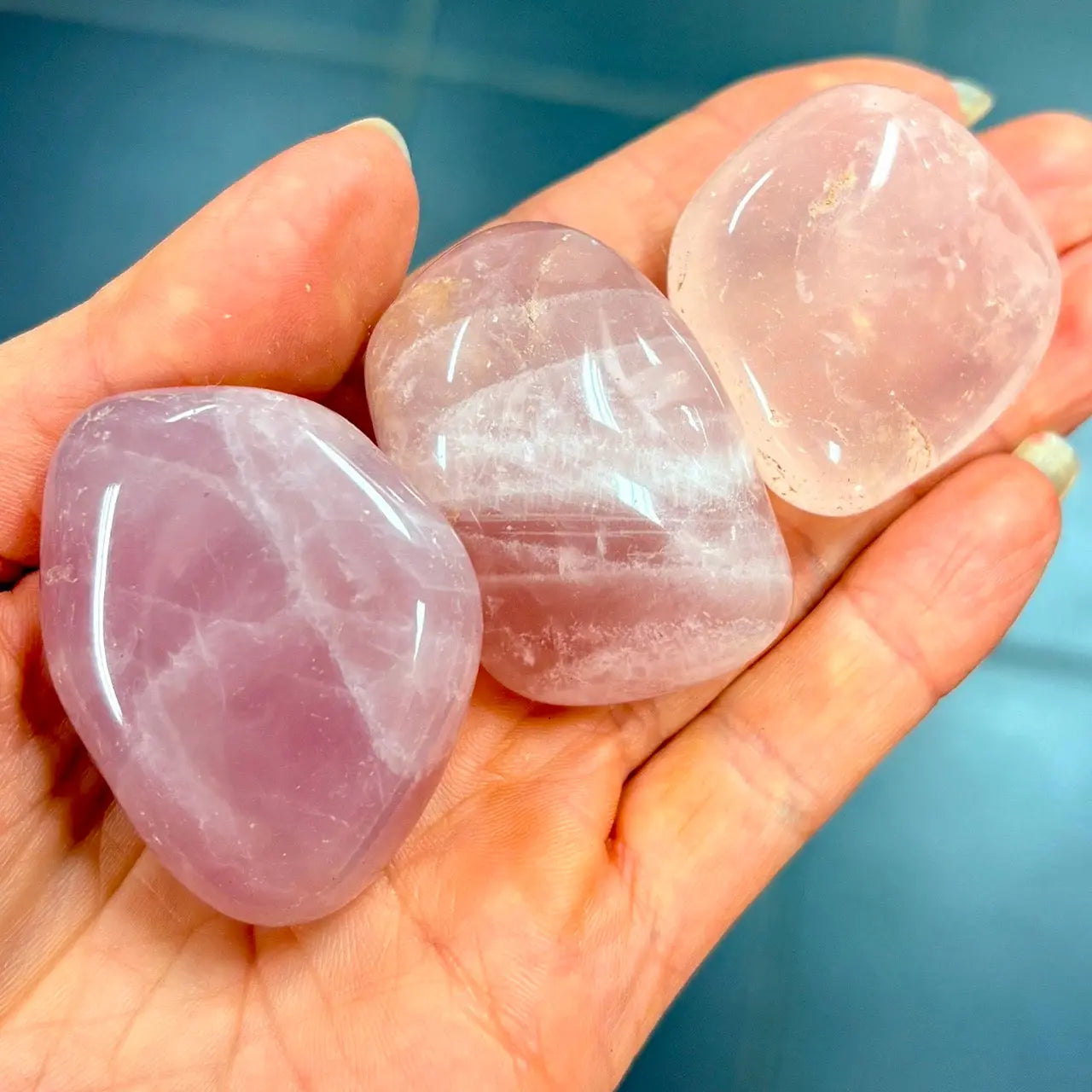 Ruusukvartsi - Kämmenkivi - Kantaa Ae Chamuelin energiaa 3-5cm Valkoisen Liekin Voima