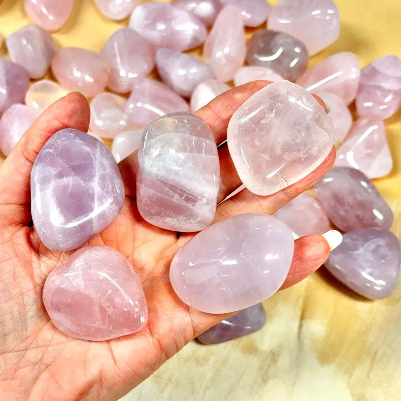 Ruusukvartsi - Kämmenkivi - Kantaa Ae Chamuelin energiaa 3-5cm Valkoisen Liekin Voima