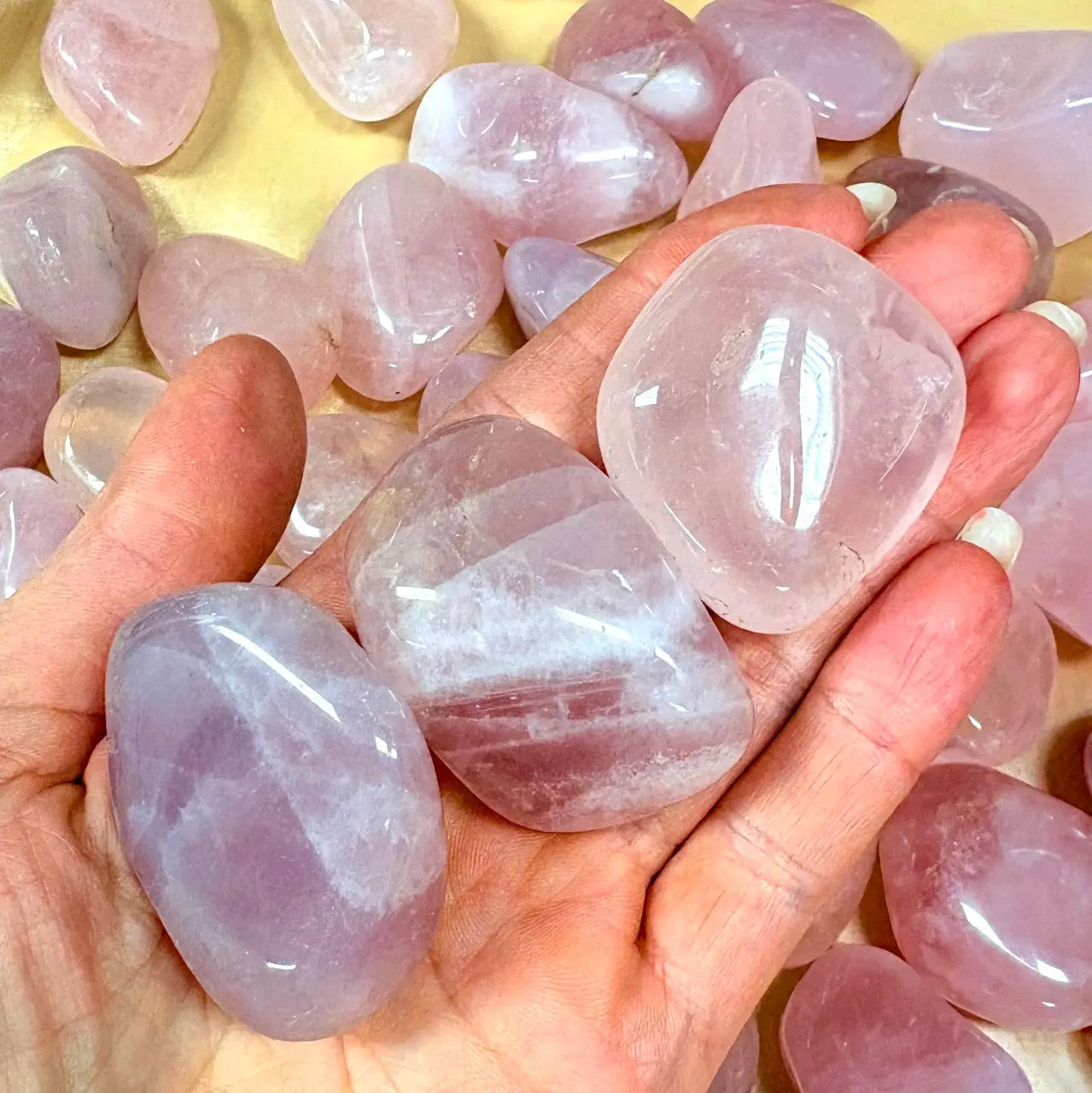 Ruusukvartsi - Kämmenkivi - Kantaa Ae Chamuelin energiaa 3-5cm Valkoisen Liekin Voima