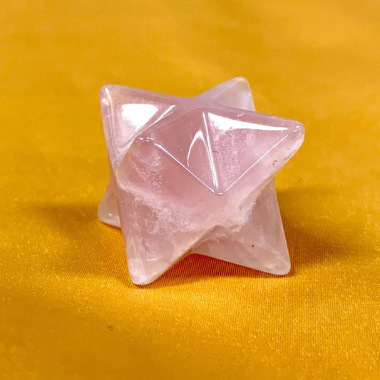 Ruusukvartsi - Kristallimerkaba - Suojelua, rakkautta, anteeksiannon voimaa - 2cm - Valkoisen Liekin Voima