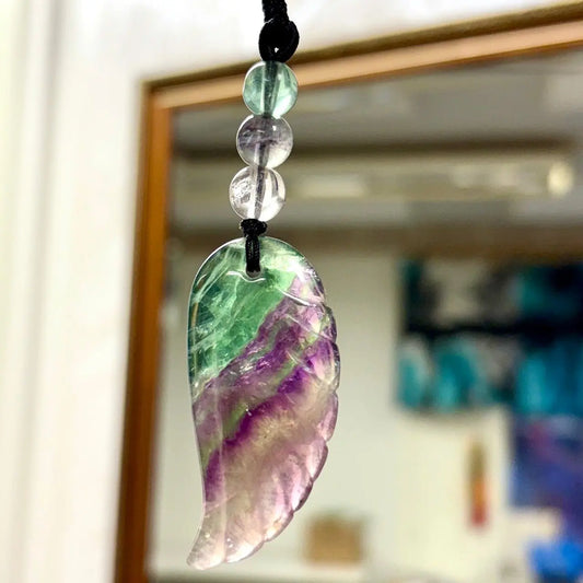 Sateenkaarifluoriitti - Enkelinsiipikaulakoru - Yltäkylläisyyttä ja mielen rauhaa - Valkoisen Liekin Voima