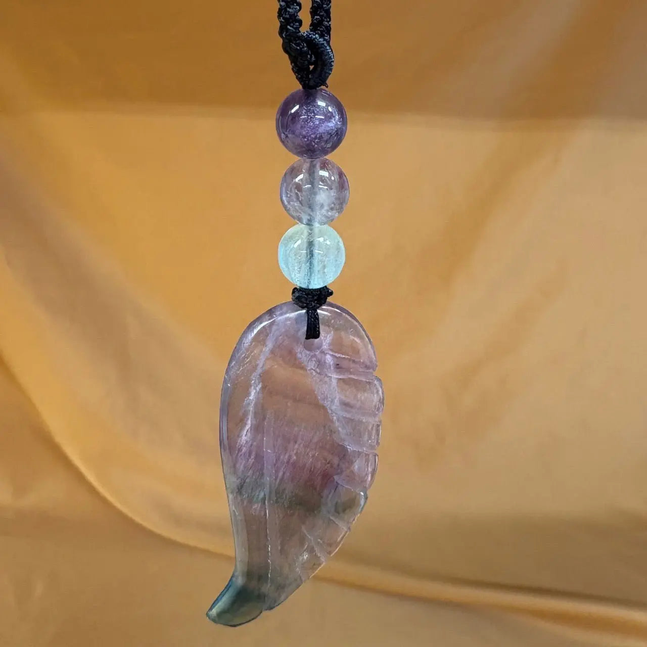 Sateenkaarifluoriitti - Enkelinsiipikaulakoru - Yltäkylläisyyttä ja mielen rauhaa - Valkoisen Liekin Voima