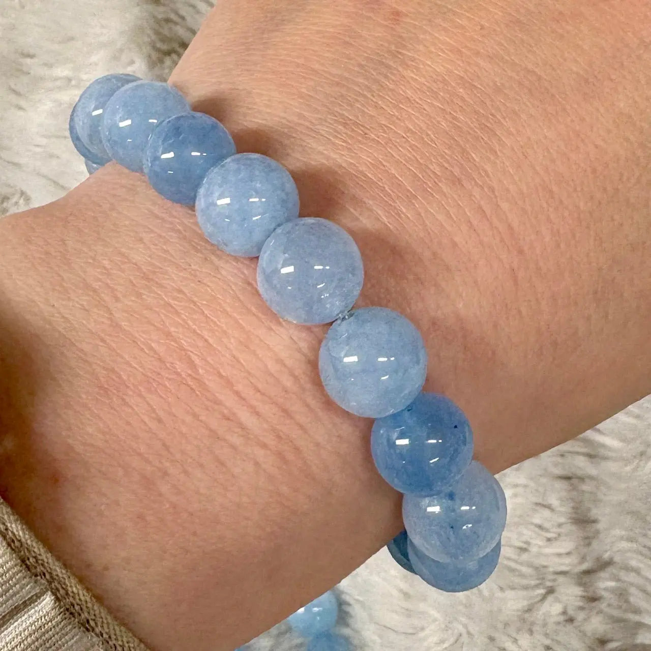 Sininen kalsedoni - Rannekoru - Lievittää stressiä, ahdistusta, jännitystä ja hermostuneisuutta - Valkoisen Liekin Voima