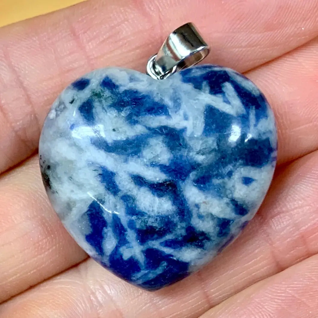 Sodaliitti - muhkea sydänkaulakoru 3cm x 3cm - Valkoisen Liekin Voima