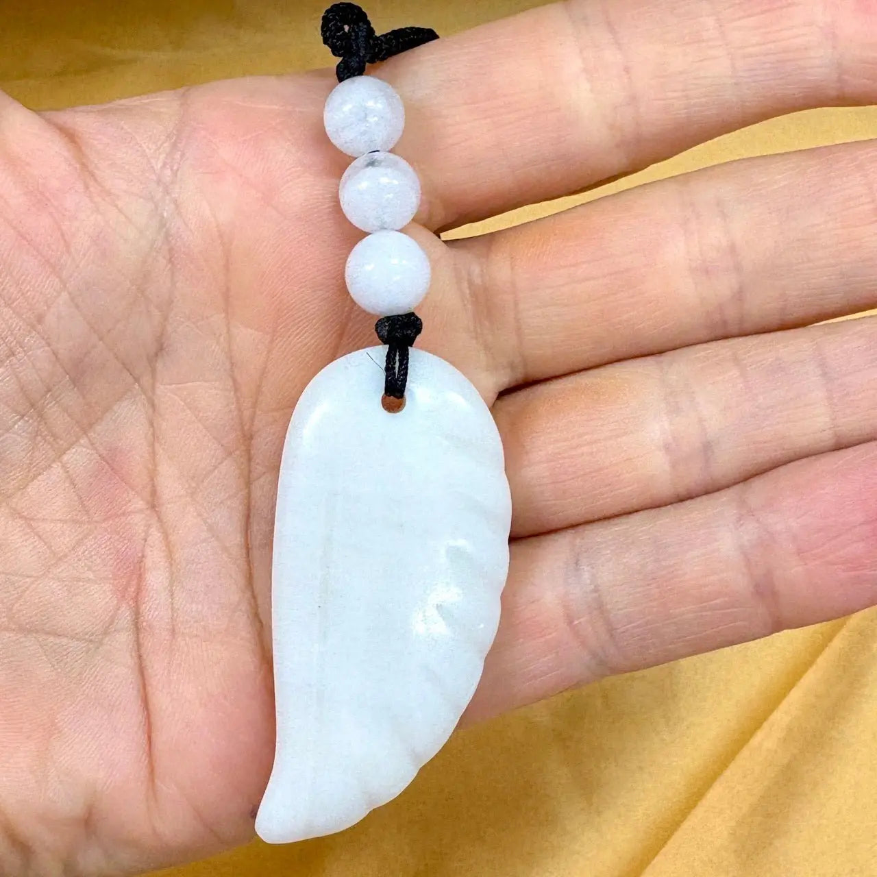 Valkoinen jade - Enkelinsiipikaulakoru - Parannusta, valon viestejä ja sisäistä rauhaa - Valkoisen Liekin Voima