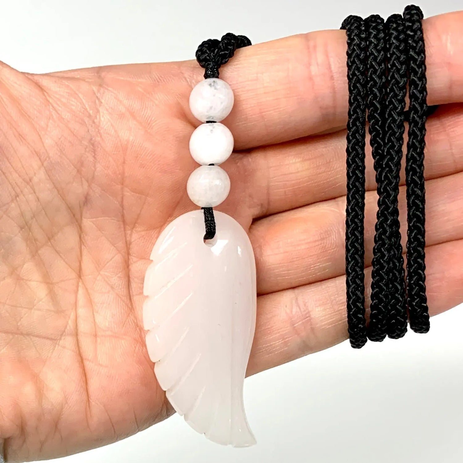 Valkoinen jade - Enkelinsiipikaulakoru - Parannusta, valon viestejä ja sisäistä rauhaa - Valkoisen Liekin Voima